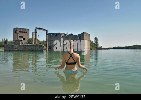 Rummu abbandonò e inondò la prigione sovietica e la miniera in Estonia, vicino a Tallin. Attualmente utilizzato come lago per nuotare, luogo per sport e attività all'aperto. Foto Stock