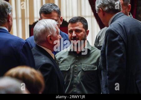 Il presidente ucraino Volodymyr Zelensky parla con il senatore degli Stati Uniti Jack Reed (Democratico del Rhode Island), presidente della Commissione del Senato degli Stati Uniti per i servizi armati (L) dopo il suo incontro con i senatori della vecchia camera del Senato dopo il loro incontro nel Campidoglio degli Stati Uniti a Washington, DC, USA, 21 settembre 2023. Il presidente ucraino Volodymyr Zelensky è a Washington per incontrare i membri del Congresso al Campidoglio degli Stati Uniti, il Pentagono e il presidente degli Stati Uniti Joe Biden alla Casa Bianca per presentare un caso per ulteriori aiuti militari. Credito: Shawn Thew/Pool tramite CNP Foto Stock