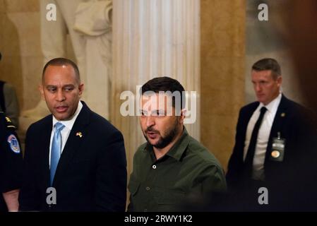 Washington, Vereinigte Staaten. 21 settembre 2023. Il presidente dell'Ucraina Volodymyr Zelenskyy cammina attraverso il Campidoglio con il leader della minoranza della camera degli Stati Uniti Hakeem Jeffries (democratico di New York) giovedì 21 settembre 2023. â Credit: Annabelle Gordon/CNP/dpa/Alamy Live News Foto Stock