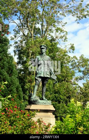 Lord Ninian Edward Crichton-Stuart, statua a Cathays Park Cardiff di fronte al Municipio di Cardiff. Ucciso in azione WW1. Presa nel settembre 2023 Foto Stock