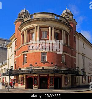 Vista frontale della facciata curva del New Theatre di Cardiff. Presa nel settembre 2023 Foto Stock