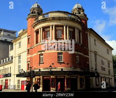 Vista frontale della facciata curva del New Theatre di Cardiff. Presa nel settembre 2023 Foto Stock