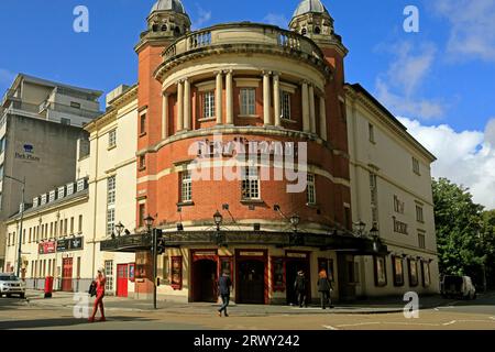 Vista frontale della facciata curva del New Theatre di Cardiff. Presa nel settembre 2023 Foto Stock