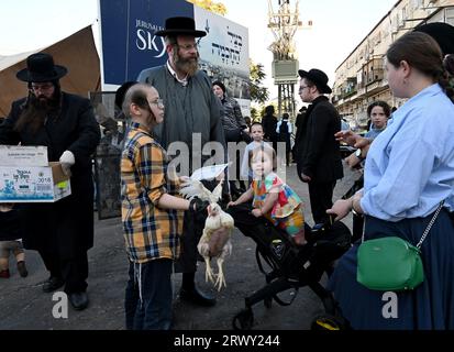 Gerusalemme, Israele. 21 settembre 2023. Un ragazzo ebreo ultra-ortodosso tiene un pollo da usare nell'antico rituale Kapparot a Mea Shearim a Gerusalemme, giovedì 21 settembre 2023. Il Kapparot è preformato prima dello Yom Kippur, il giorno dell'Espiazione, il giorno più sacro del calendario ebraico, e trasferisce simbolicamente i peccati dell'anno passato al pollo. Foto di Debbie Hill/ Credit: UPI/Alamy Live News Foto Stock