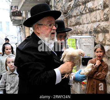 Gerusalemme, Israele. 21 settembre 2023. Un ebreo ultra-ortodosso tiene un pollo da usare nell'antico rituale Kapparot a Mea Shearim a Gerusalemme, giovedì 21 settembre 2023. Il Kapparot è preformato prima dello Yom Kippur, il giorno dell'Espiazione, il giorno più sacro del calendario ebraico, e trasferisce simbolicamente i peccati dell'anno passato al pollo. Foto di Debbie Hill/ Credit: UPI/Alamy Live News Foto Stock