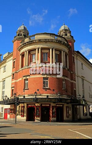 Vista frontale della facciata curva del New Theatre di Cardiff. Presa nel settembre 2023 Foto Stock