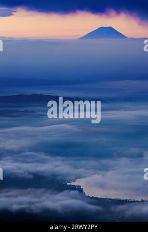 Lago Suwa e Mt. Fuji all'alba dall'altopiano di Takabotchi Foto Stock