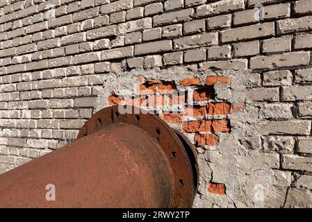 un tubo arrugginito fuoriesce dall'edificio Foto Stock