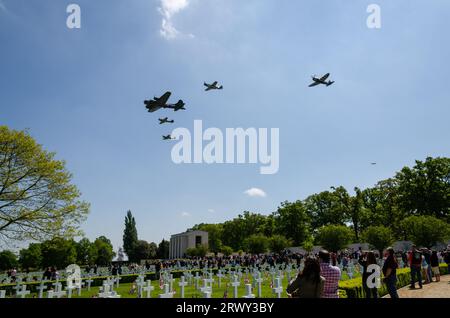 Caccia Eagle Squadron e B-17 Flying Fortress Sally B hanno effettuato un sorvolo commemorativo sopra il Cambridge American Cemetery, Madingley, Cambs, Regno Unito Foto Stock