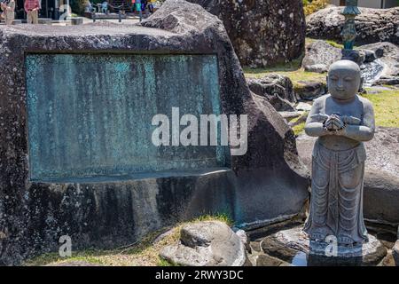 Shuzenji Onsen Tokko-no-yu Park e una statua di un giovane maestro che fa il bagno in acqua calda Foto Stock