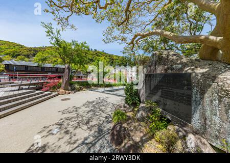 Monumento in pietra della canzone di Shuzenji in piedi nel parco Shuzenji Onsen Tokko no Yu Foto Stock