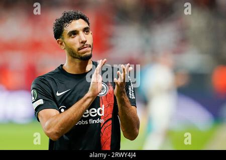 21 settembre 2023, Assia, Francoforte sul meno: Calcio: UEFA Europa Conference League, Eintracht Frankfurt - FC Aberdeen, fase a gironi, gruppo G, Matchday 1, Deutsche Bank Park: L'Omar Marmoush del FFrankfurt ringrazia i tifosi. Foto: Uwe Anspach/dpa Foto Stock