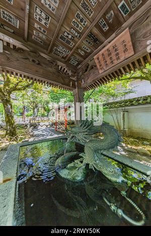 Un waterhouse con una sorgente termale nel terreno del Tempio di Izu Shuzenji Foto Stock