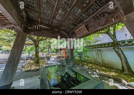 Onsen (sorgente termale) e ema (tavoletta votiva) appesi nei giardini del tempio di Izu Shuzenji. Foto Stock