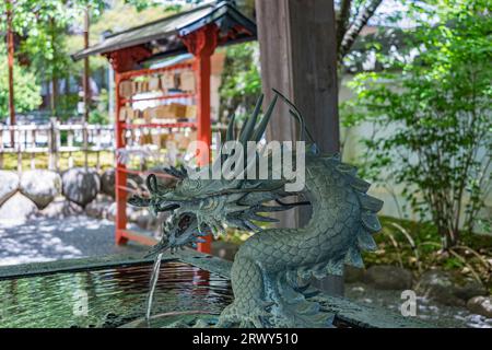 Un waterhouse con una sorgente termale nel terreno del Tempio di Izu Shuzenji Foto Stock