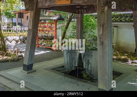 Onsen (sorgente termale) e ema (tavoletta votiva) appesi nei giardini del tempio di Izu Shuzenji. Foto Stock