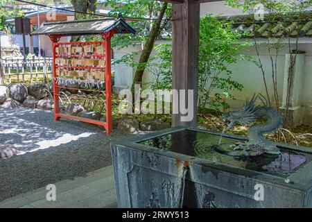 Onsen (sorgente termale) e ema (tavoletta votiva) appesi nei giardini del tempio di Izu Shuzenji. Foto Stock