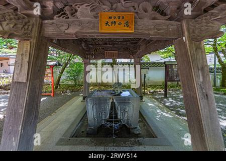 Un waterhouse con una sorgente termale nel terreno del Tempio di Izu Shuzenji Foto Stock