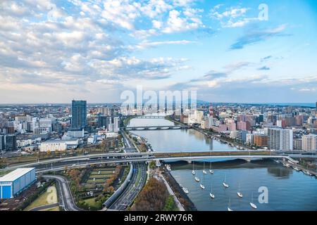 Storico ponte Bandai circondato da paesaggi lungo il fiume Niigata Shinano di prima mattina Foto Stock