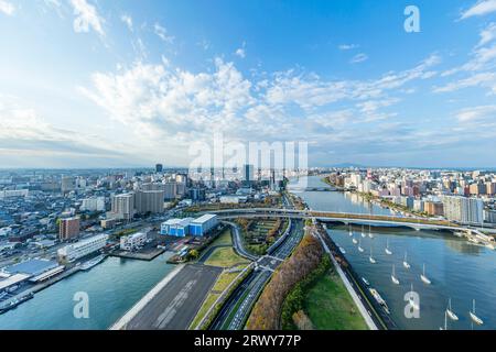 Storico ponte Bandai circondato da paesaggi lungo il fiume Niigata Shinano di prima mattina Foto Stock