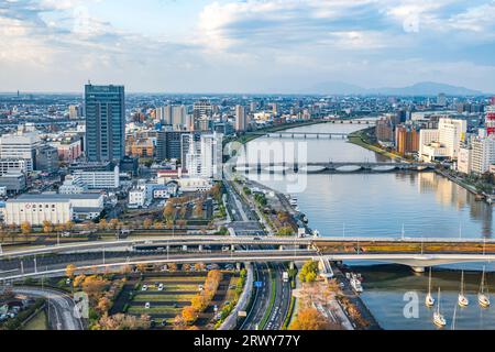 Storico ponte Bandai circondato da paesaggi lungo il fiume Niigata Shinano di prima mattina Foto Stock