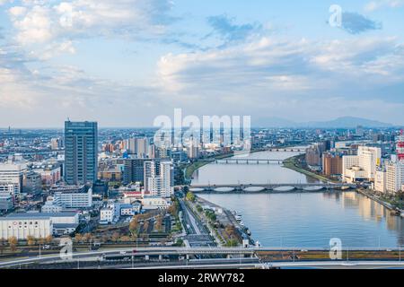 Storico ponte Bandai circondato da paesaggi lungo il fiume Niigata Shinano di prima mattina Foto Stock