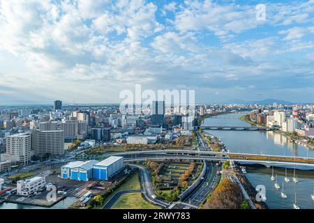 Storico ponte Bandai circondato da paesaggi lungo il fiume Niigata Shinano di prima mattina Foto Stock