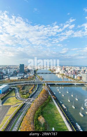 Storico ponte Bandai circondato da paesaggi lungo il fiume Niigata Shinano di prima mattina Foto Stock