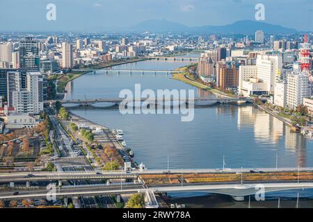 Storico ponte Bandai circondato da paesaggi lungo il fiume Niigata Shinano di prima mattina Foto Stock