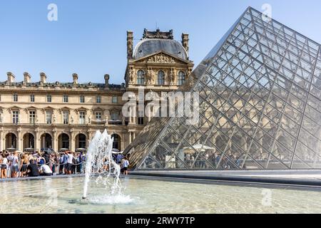 Il Museo del Louvre (Musee du Louvre) e la Piramide di Leoh Ming, Place du Carrousel, Parigi, Île-de-France, Francia Foto Stock