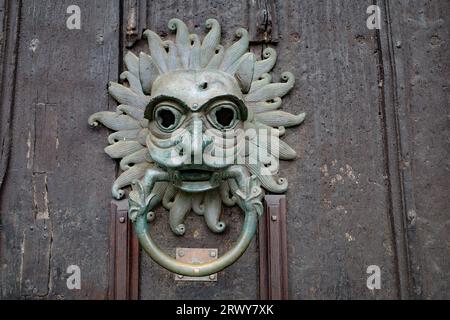 Durham, Regno Unito - 12 luglio 2023: The Sanctuary Knocker sulla porta settentrionale della Cattedrale di Durham, Inghilterra Foto Stock