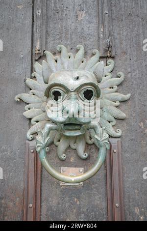 Durham, Regno Unito - 12 luglio 2023: The Sanctuary Knocker sulla porta settentrionale della Cattedrale di Durham, Inghilterra Foto Stock