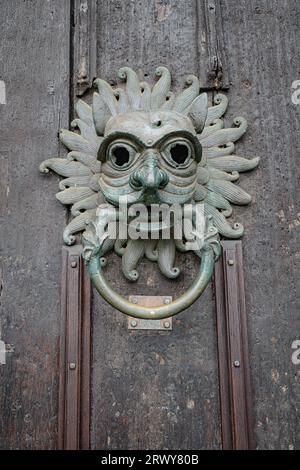 Durham, Regno Unito - 12 luglio 2023: The Sanctuary Knocker sulla porta settentrionale della Cattedrale di Durham, Inghilterra Foto Stock