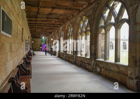 Durham, Regno Unito - 12 luglio 2023: Chiostri e prato interno di Durham Cathdral, Inghilterra Foto Stock