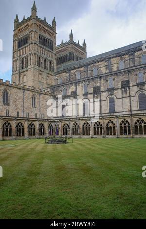 Durham, Regno Unito - 12 luglio 2023: Chiostri e prato interno di Durham Cathdral, Inghilterra Foto Stock