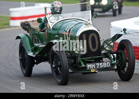 1925 Bentley 3 Litre le Mans guidata da William Medcalf nella gara della Rudge-Whitworth Cup al Goodwood Revival Meeting 8 settembre 2023 a Chichester, EN Foto Stock