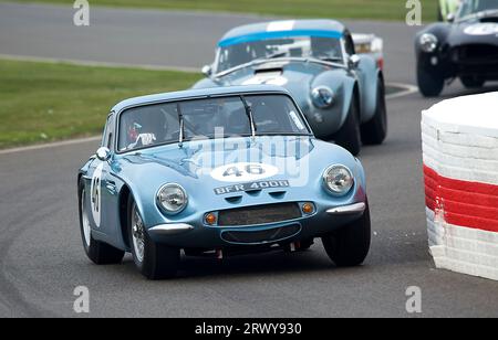 1964 TVR Griffith 400 guidato da Mike Whitaker / Guy Smith nella gara Royal Automobile Club TT Celebration al Goodwood Revival Meeting dell'8 settembre 20 Foto Stock