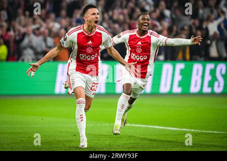 Amsterdam, Francia, Paesi Bassi. 21 settembre 2023. Steven BERGHUIS di Amsterdam celebra il suo gol con Jorrel HATO di Amsterdam durante la partita del gruppo B di UEFA Europa League tra l'Ajax Amsterdam e l'Olympique de Marseille (OM) al Johan Cruijff Arena Stadium il 21 settembre 2023 ad Amsterdam, Paesi Bassi. (Immagine di credito: © Matthieu Mirville/ZUMA Press Wire) SOLO USO EDITORIALE! Non per USO commerciale! Foto Stock