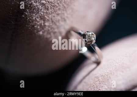 Splendido anello di diamanti di fidanzamento, primo piano Foto Stock