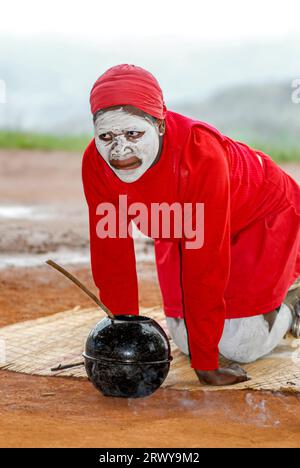 Ballerina nativa Zulu durante l'esibizione come strega durante lo spettacolo culturale a Durban, in Sud Africa Foto Stock