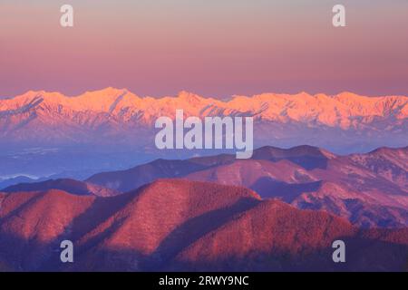 Morgenrot nelle Alpi settentrionali, inclusa la catena montuosa Hakuba Foto Stock