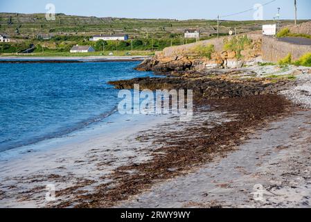 Inishmore, Galway, Irlanda - 3 giugno 2023. Costa e spiaggia di Kilronan a Inishmore, Aran Island, Co, Galway, Irlanda Foto Stock