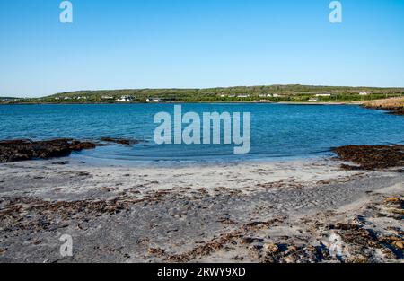 Inishmore, Galway, Irlanda - 3 giugno 2023. Costa e spiaggia di Kilronan a Inishmore, Aran Island, Co, Galway, Irlanda Foto Stock