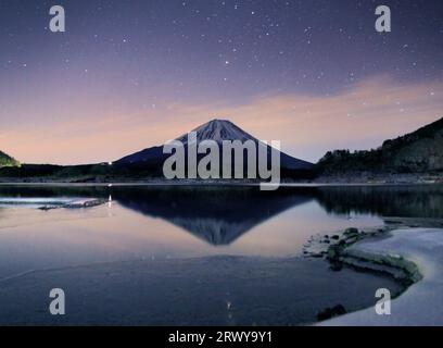 Cielo stellato e Monte Fuji e il lago Shojiko Foto Stock