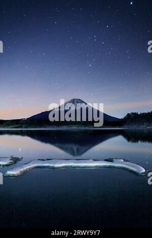 Cielo stellato e Monte Fuji e il lago Shojiko Foto Stock