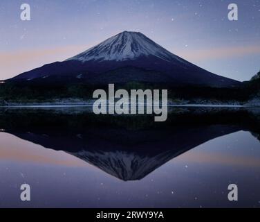 Cielo stellato e Monte Fuji e il lago Shojiko Foto Stock