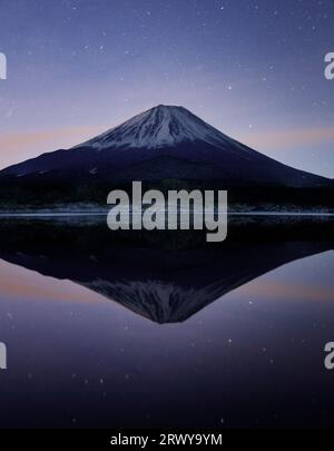 Cielo stellato e Monte Fuji e il lago Shojiko Foto Stock