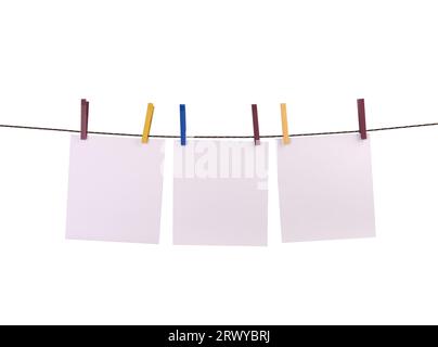 Tre note vuote appese alla stringa con clothespins su sfondo trasparente Foto Stock