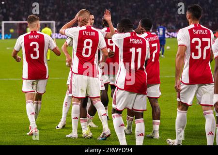 Amsterdam, Paesi Bassi. 21 settembre 2023. AMSTERDAM, PAESI BASSI - 21 SETTEMBRE: Kenneth Taylor dell'AFC Ajax festeggia dopo aver segnato il terzo gol della sua squadra, Carlos Borges dell'AFC Ajax, Steven Bergwijn dell'AFC Ajax, Anton Gaaei durante la partita di UEFA Champions League gruppo B tra l'AFC Ajax e l'Olympique de Marseille alla Johan Cruijff Arena il 21 settembre 2023 ad Amsterdam, Paesi Bassi. (Foto di Andre Weening/Orange Pictures) credito: Orange Pics BV/Alamy Live News Foto Stock