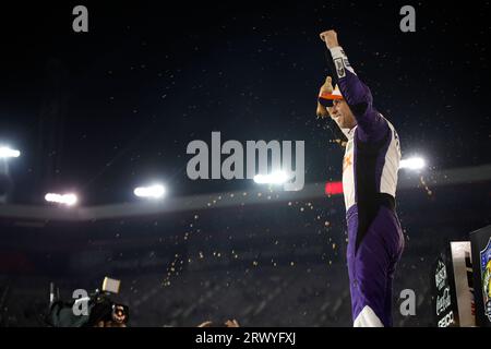 Bristol, Tennessee, Stati Uniti. 16 settembre 2023. Denny Hamlin (11), pilota della NASCAR Cup Series, vince la Bass Pro Shops Night Race presso il Bristol Motor Speedway di Bristol, Tennessee. (Immagine di credito: © Stephen A Arce Grindstone Media/ASP) SOLO USO EDITORIALE! Non per USO commerciale! Foto Stock